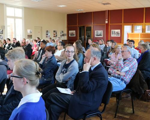 1605_Mgr Garnier rencontre les confirmands 26