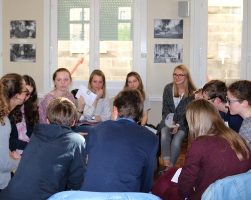 1605_Mgr Garnier rencontre les confirmands 35