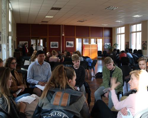 1605_Mgr Garnier rencontre les confirmands 37