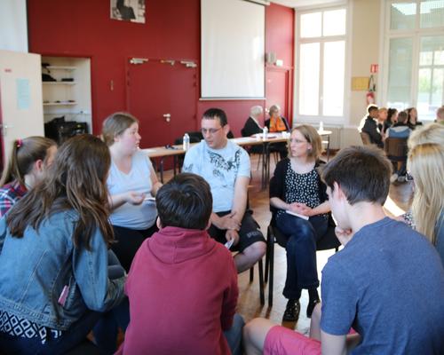 1605_Mgr Garnier rencontre les confirmands 38