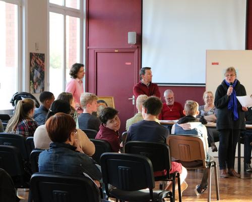 1605_Mgr Garnier rencontre les confirmands 43