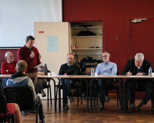 1605_Mgr Garnier rencontre les confirmands 46