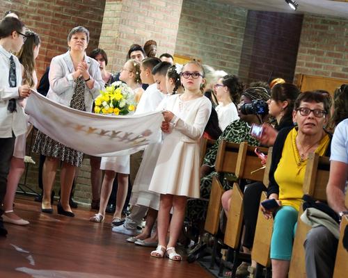 La nappe de l'autel confectionnée par les enfants