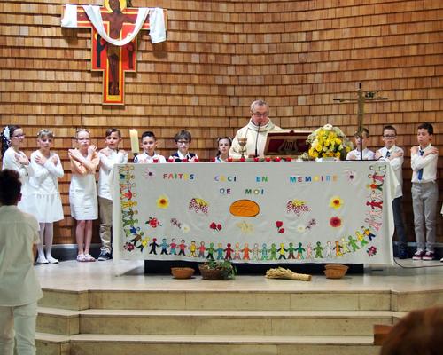 Enfants dans le choeur pour la communion