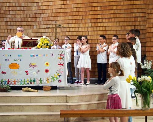 Enfants dans le choeur pour la communion