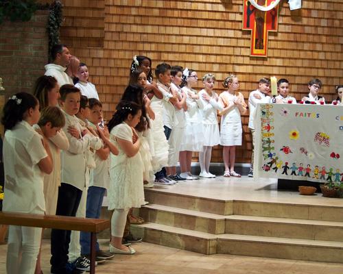 Enfants dans le choeur pour la communion