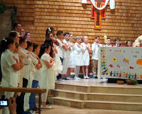 Enfants dans le choeur pour la communion