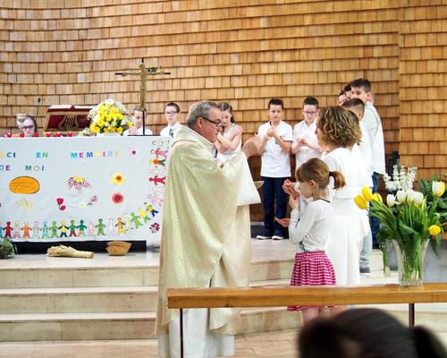 Enfants dans le choeur pour la communion