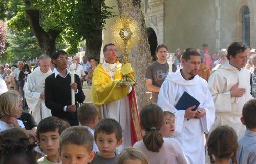 N-D_du_Laus_Procession-du-St-Sacrement-