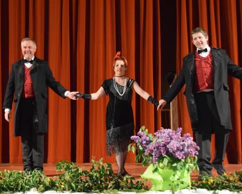 début des festivités avec Bernard, Émilie et le Père Matthieu