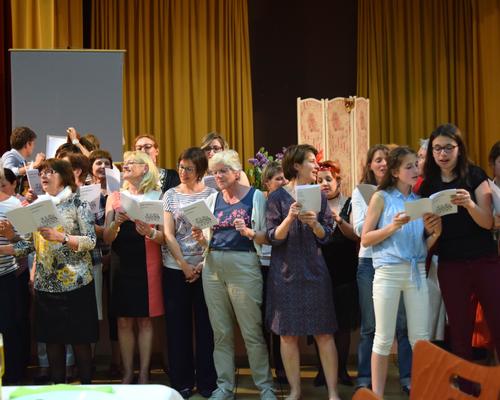 on fait chanter les femmes d'abord