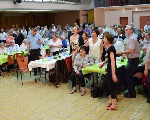 et toute la salle s'y met 