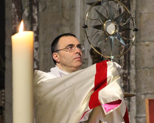 L'abbé Boutrouille et le Saint Sacrement.