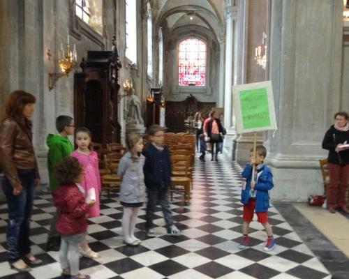 les enfants attendent pour entrer dans la procession