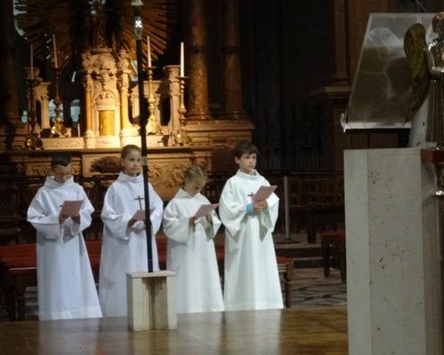 les jeunes servants d'autel