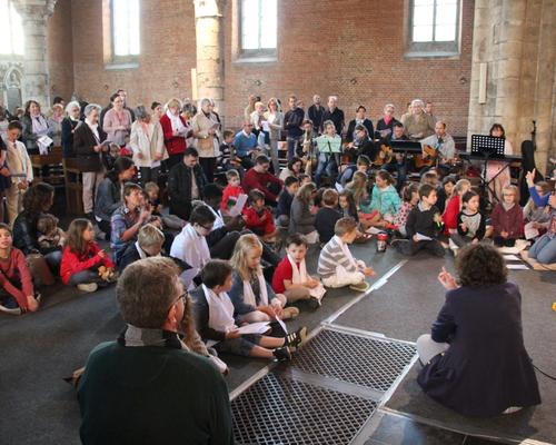 Enfants réunis sur le tapis.