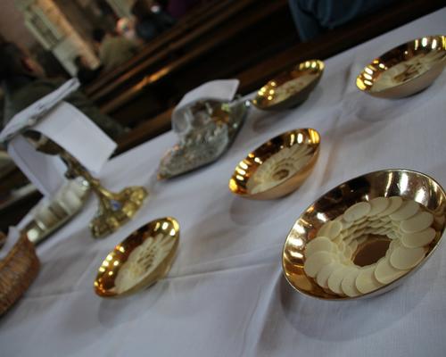 Offrandes au fond de l'église.