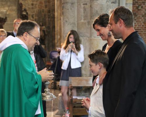 Louis, ses parents et l'abbé.