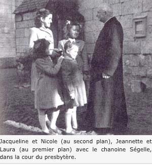 photo de l'époque, des enfants avec le prêtre de la paroisse