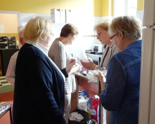 A la cuisine, les membres de l'EAP s'affairent