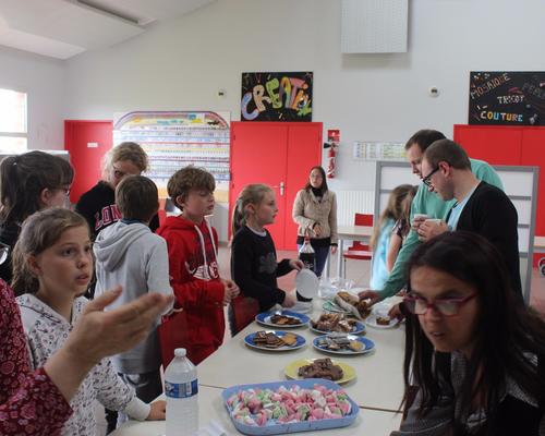au goûter les jeunes heureux de proposer leurs gâteaux