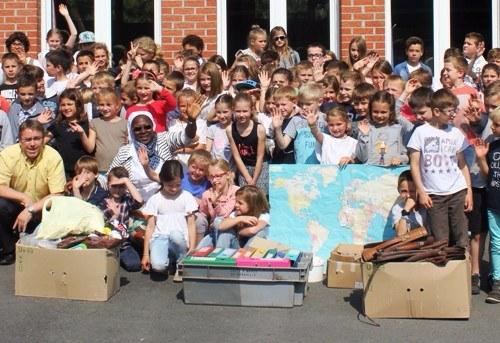 avec toutes les classes, au soleil, pendant la récré