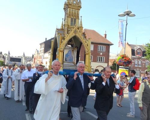l'habitacle de l'icône de ND de Grâce porté par la "Garde Notre-Dame"
