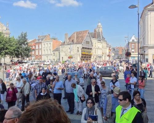Vénération de l'icône sur le parvis