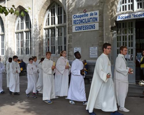lourdes2016 porte sainte jeunes 36