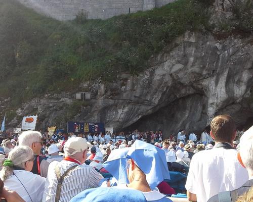 messe à la grotte Lourdes