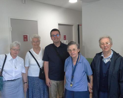 Soeurs Maité, Gracieuse, et Nicole avec les péleri