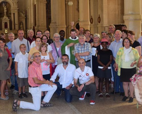 Père Matthieu et la communauté de Saint Michel