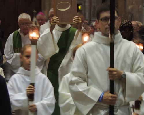 Maxence, séminariste, porte la croix de procession
