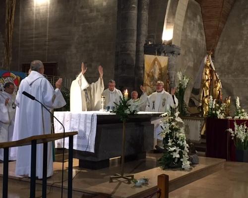 réciter le Notre Père et lui tendre nos mains.