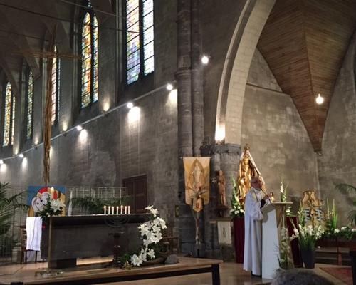 le père André nous exhorte à chercher la confiance en Dieu