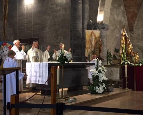 Les célébrants de cette eucharistie sont ceux de la Paroisse ND du St Cordon ! Jean-Marie et Bruno : le père André complète le trio.
