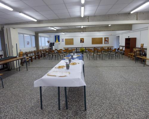 La grande salle prête à recevoir les invités du jour