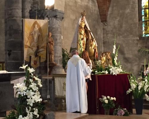 Dire merci en déposant les fleurs aux pieds de Marie.