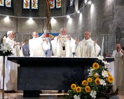 en plan serré : la lumière est de suite meilleure : c'est aussi la lumière de Jésus.
