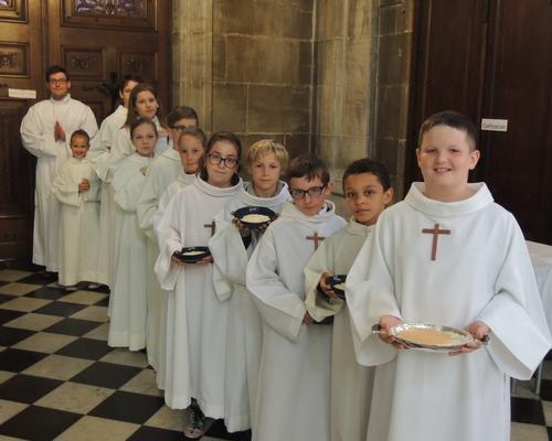 les servants d'autel dirigés par Maxence, séminariste, pour la procession des oblats