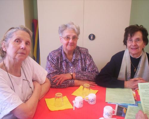3 distributrices dévouées