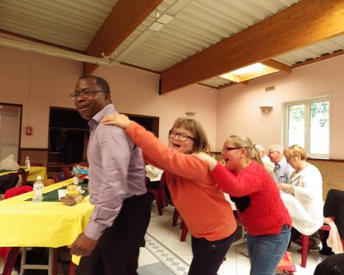 l'abbé Armand entraîne les enfants dans la danse 