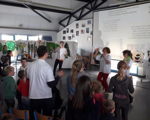 Avance, danse, bouge tes amis ...