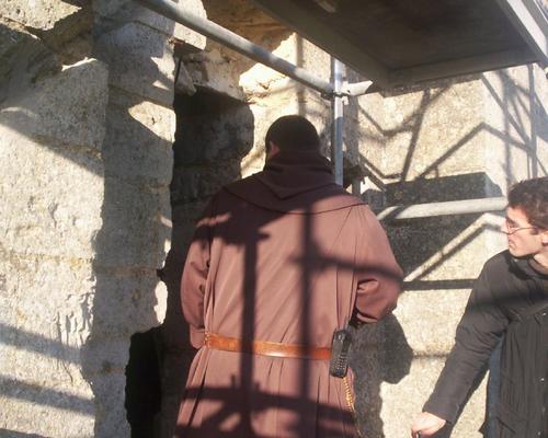 escalade vers le toit de la chapelle