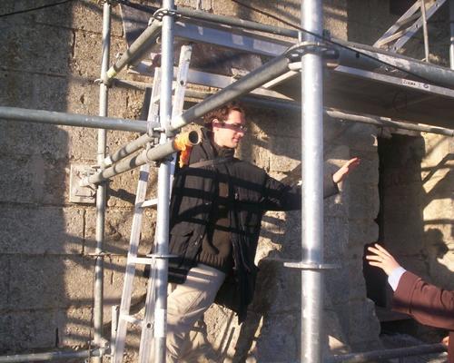 hervé grimpe en haut du toit