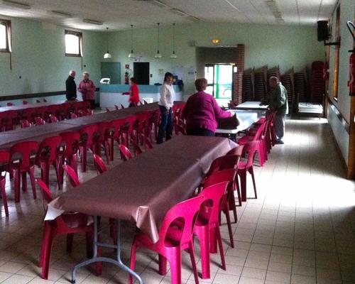 Les préparatifs dans la belle salle des fêtes de Dompierre sur Helpe