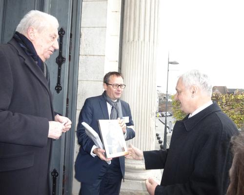 remise d'une copie de l'icône ND de Grâce par François-Xavier, coordinateur du relais cathédrale