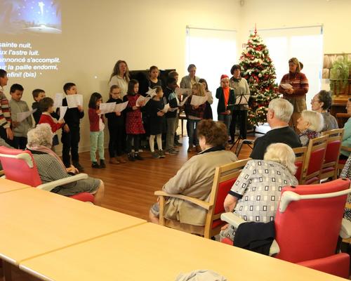 1612_Caté chante Noël résidence MDV 12