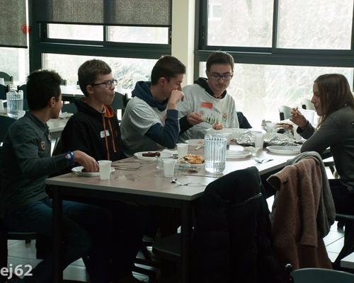 une tablée de jeunes mejistes