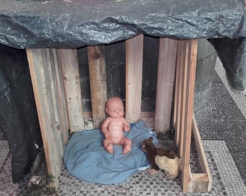 Aujourd'hui, des enfants de réfugiés sont dans des abris précaires, comme Jésus